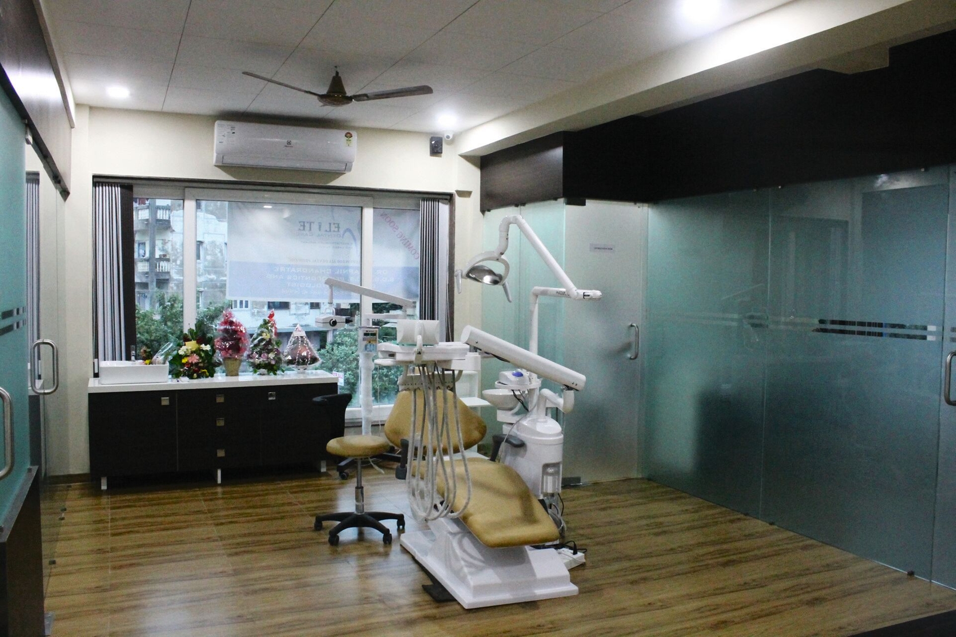 Zahnarzt Chandratres Praxis ins Indien.