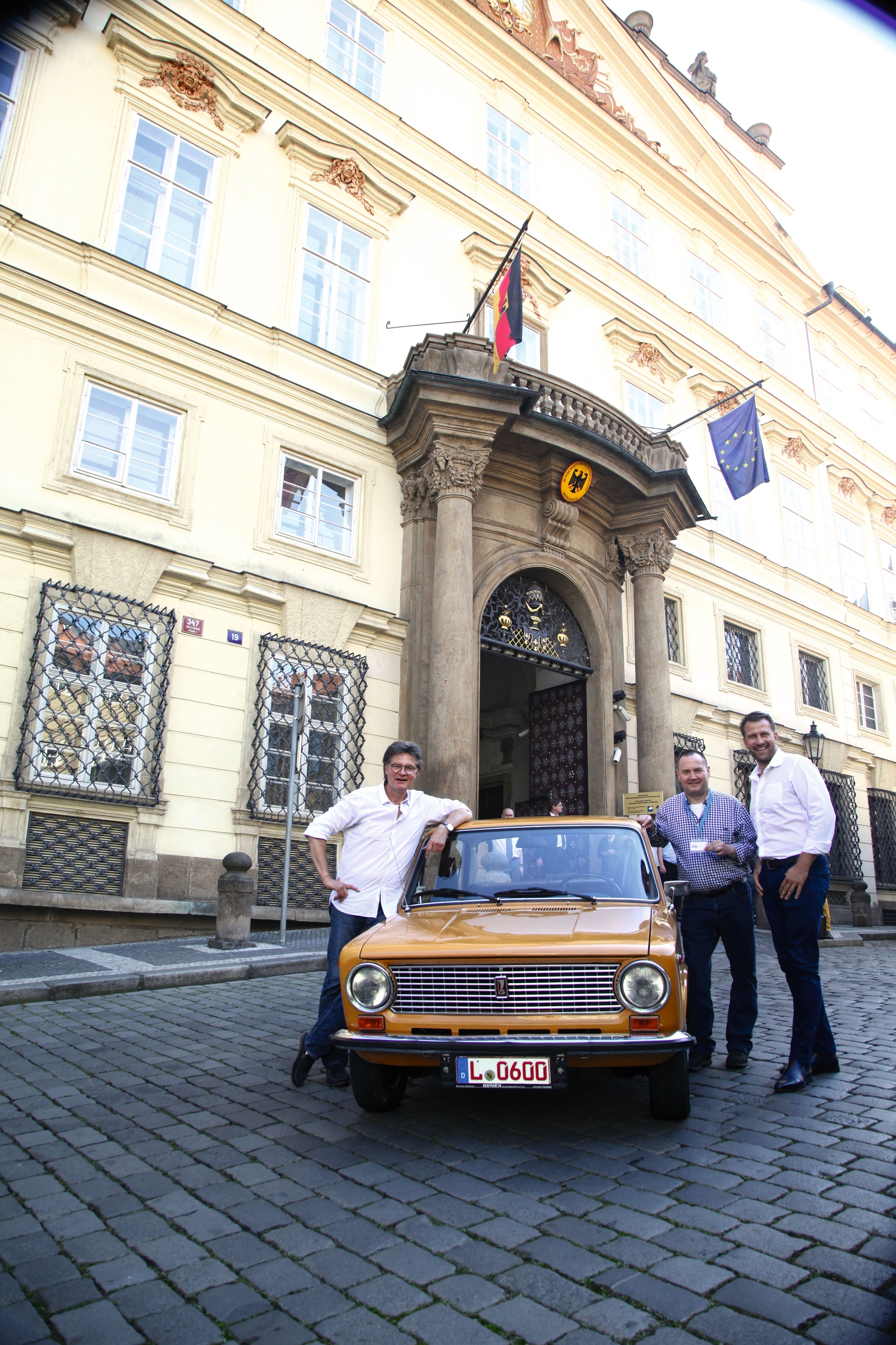 Autofan Mahlke bei einem Ost-Oldtimertreffen in Prag