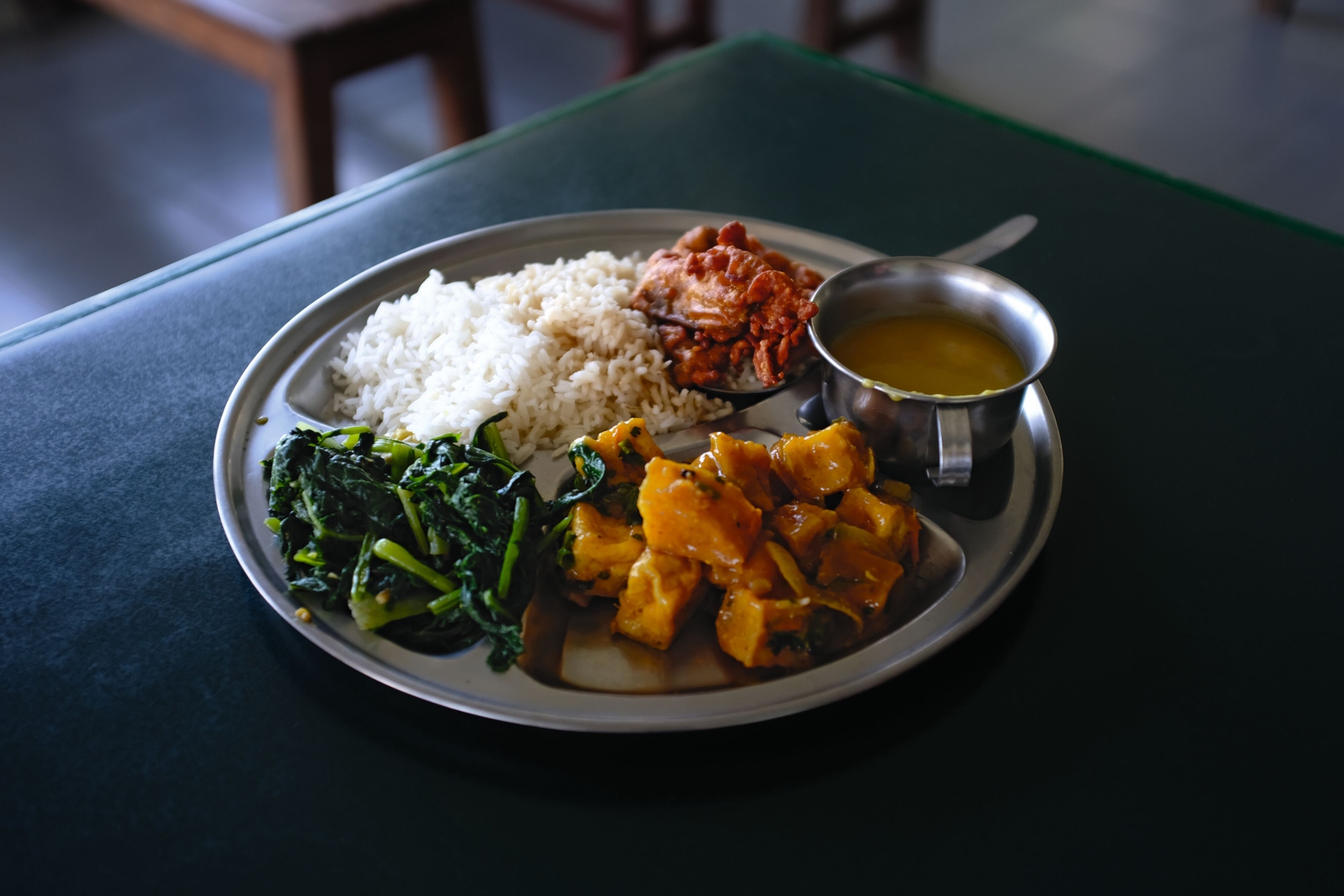 Hilfsprojekt im Kloster Kopan Nepal Traditionelles Essen.