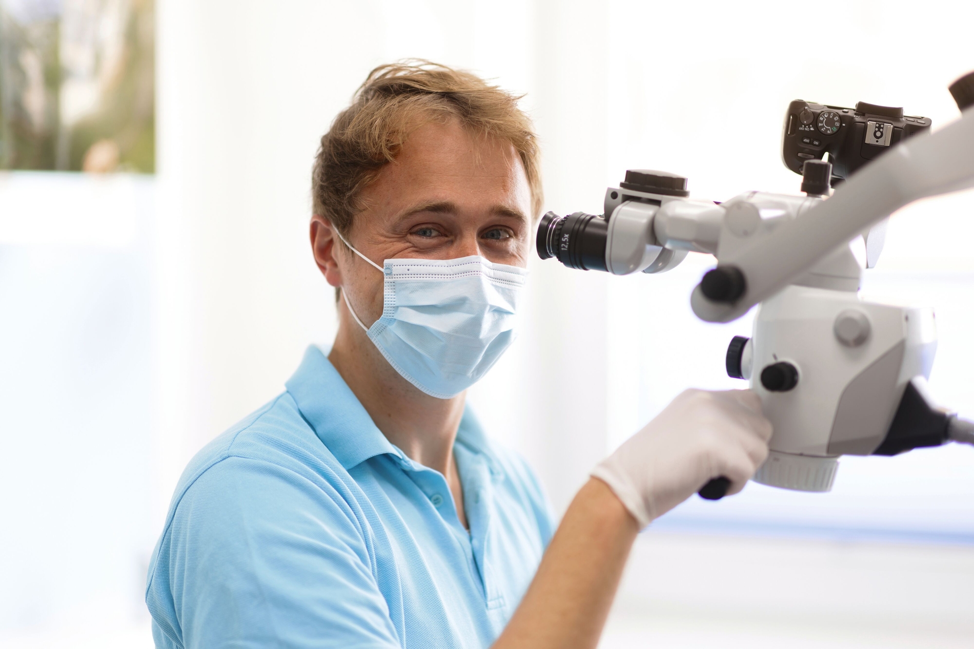 Früher lief in den drei Behandlungszimmern seiner Praxis auch schon mal die eigene Musik. Das hat der 32-Jährige aber wieder geändert. Zu groß war die Versuchung, sich darauf zu konzentrieren, wo sich ein Song eventuell noch verbessern lässt.