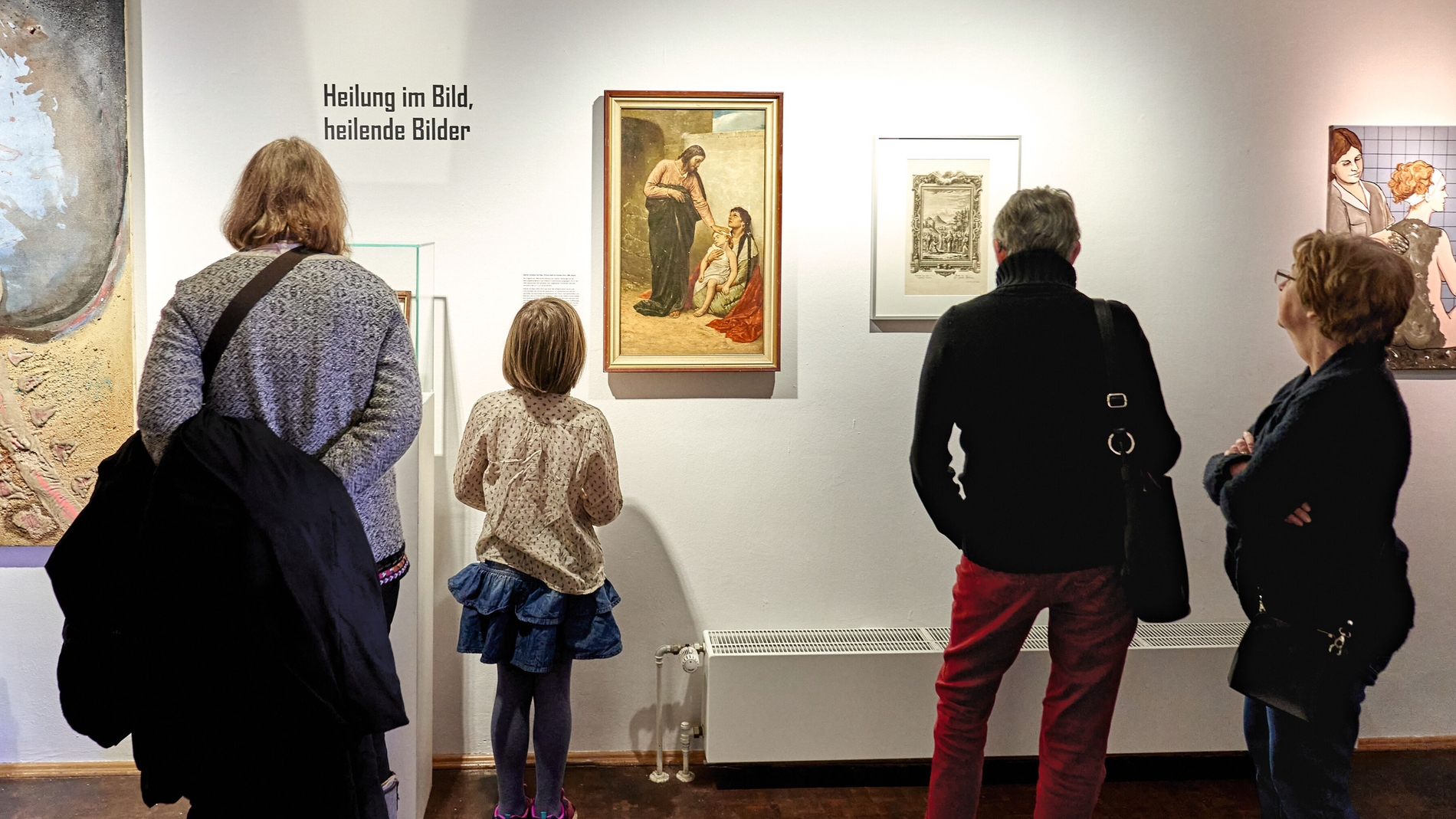 Es geht in der Schau auch um das Fluidum, das Menschen hilft, wieder auf die Beine zu kommen.