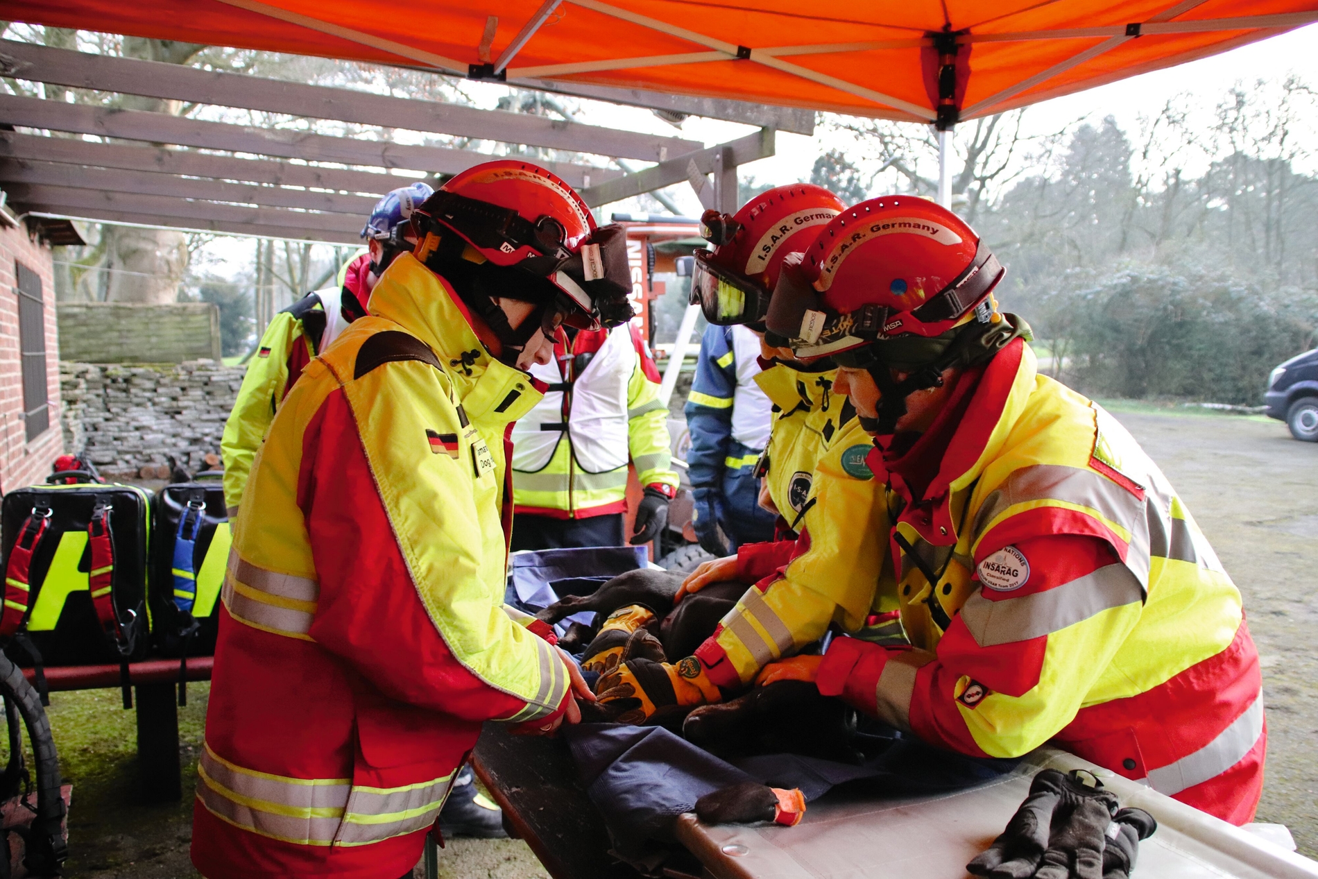 Dental EMT beim Training eines Erdbebenszenarios der ISAR Organisation.