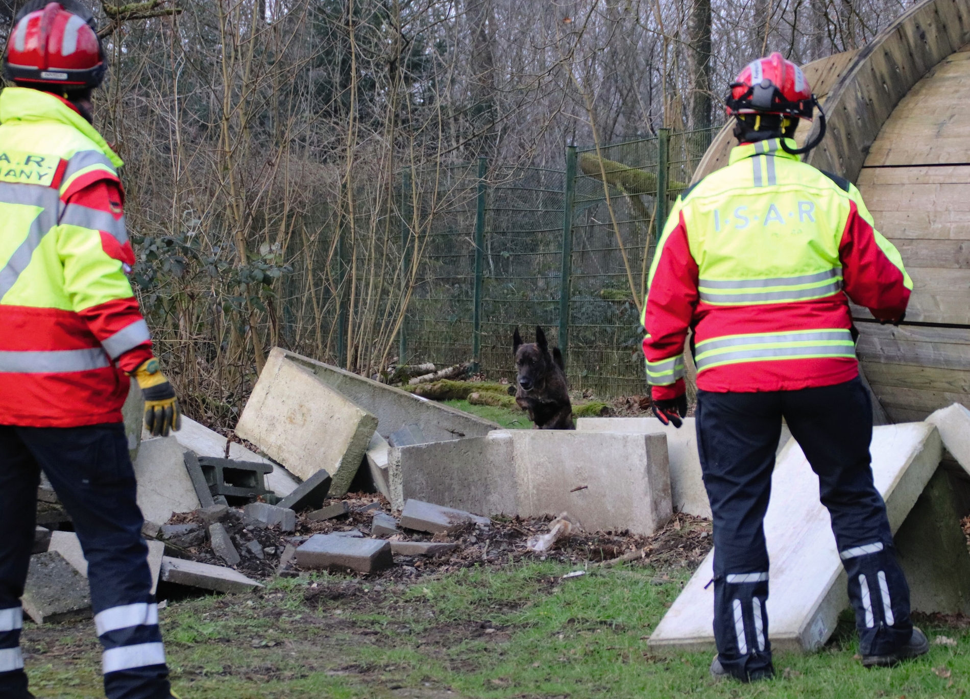 Dental EMT beim Training eines Erdbebenszenarios der ISAR Organisation.