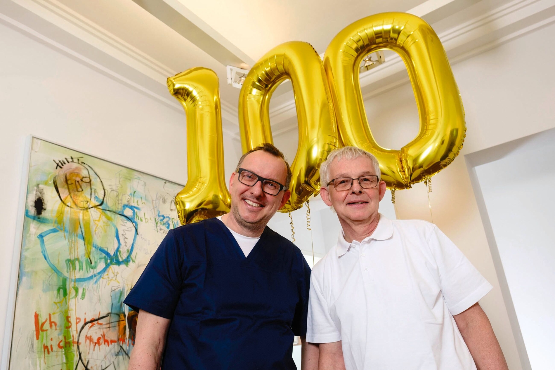 Die Brüder Dr. Martin Hilger (links) und Dr. Richard Hilger sind stolz auf 100 Jahre Zahnmedizin in Düsseldorf.