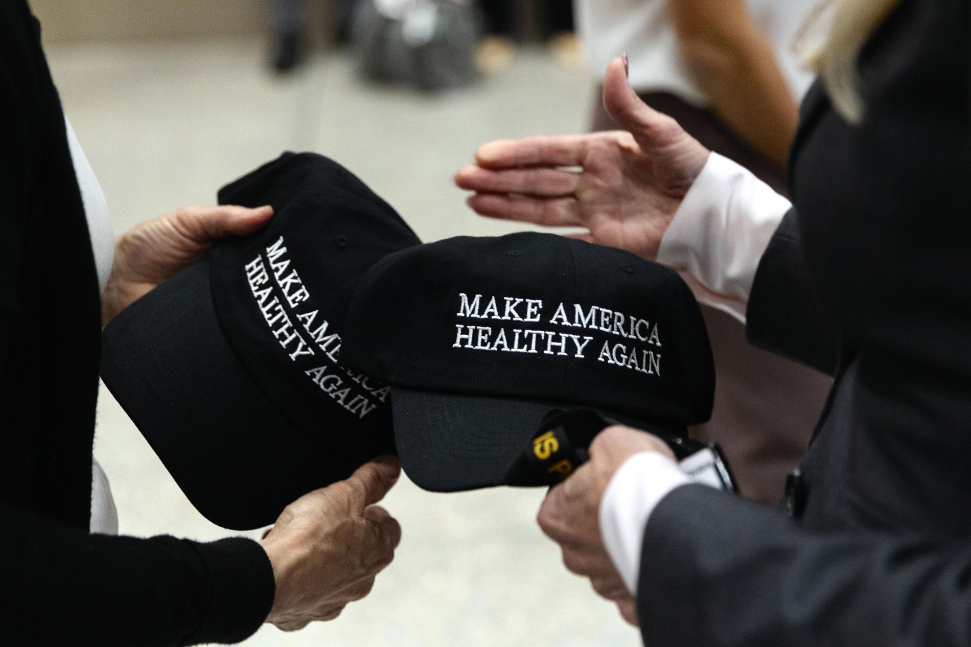 571476-flexible-1900.jpg WASHINGTON, DC, UNITED STATES - APRIL 22: Make America Healthy Again hats are given out at a news conference on removing synthetic dyes from AmericaÄôs food supply, at the Health and Human Services Headquarters in Washington, DC on April 22, 2025. Nathan Posner / Anadolu
