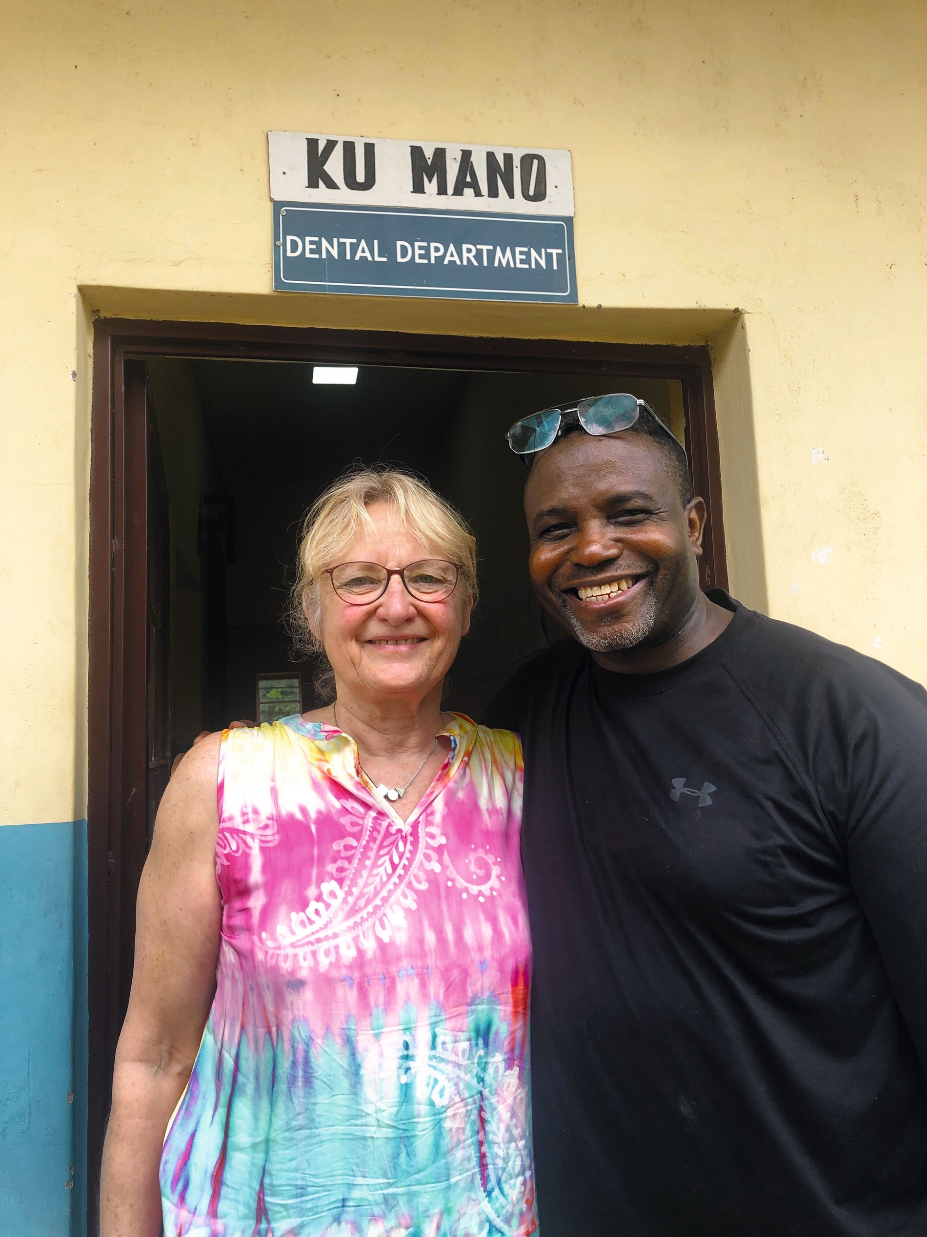 Zahnärztin Dr. Martina Walther und Zahntechniker Frederick Akintaya in Mua.