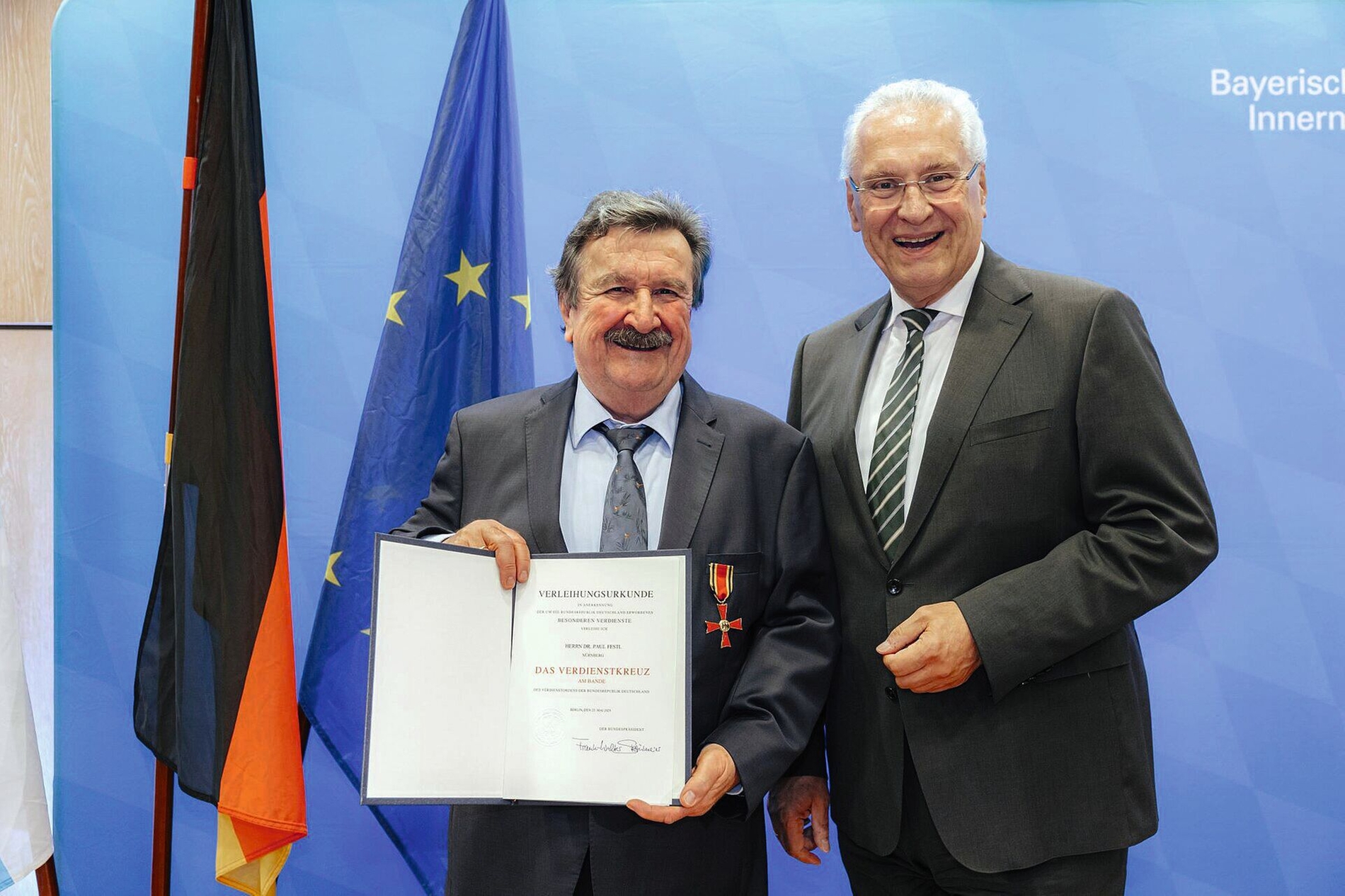 Bayerns Innenminister Joachim Herrmann überreicht die Auszeichnung an Zahnarzt Dr. Paul Festl.