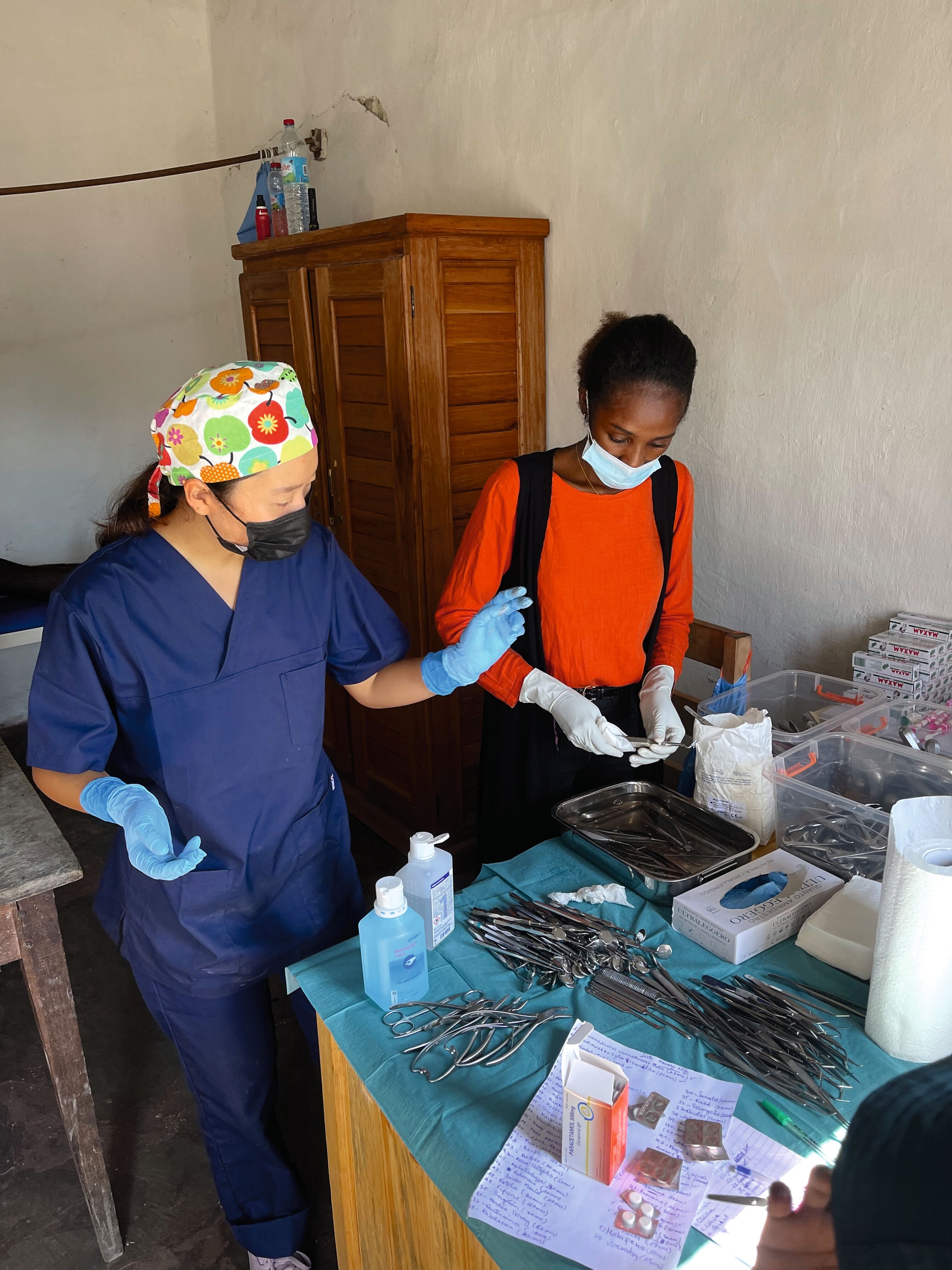 Zahnmedizinische Behandlung im Gefängnis auf Madagaskar