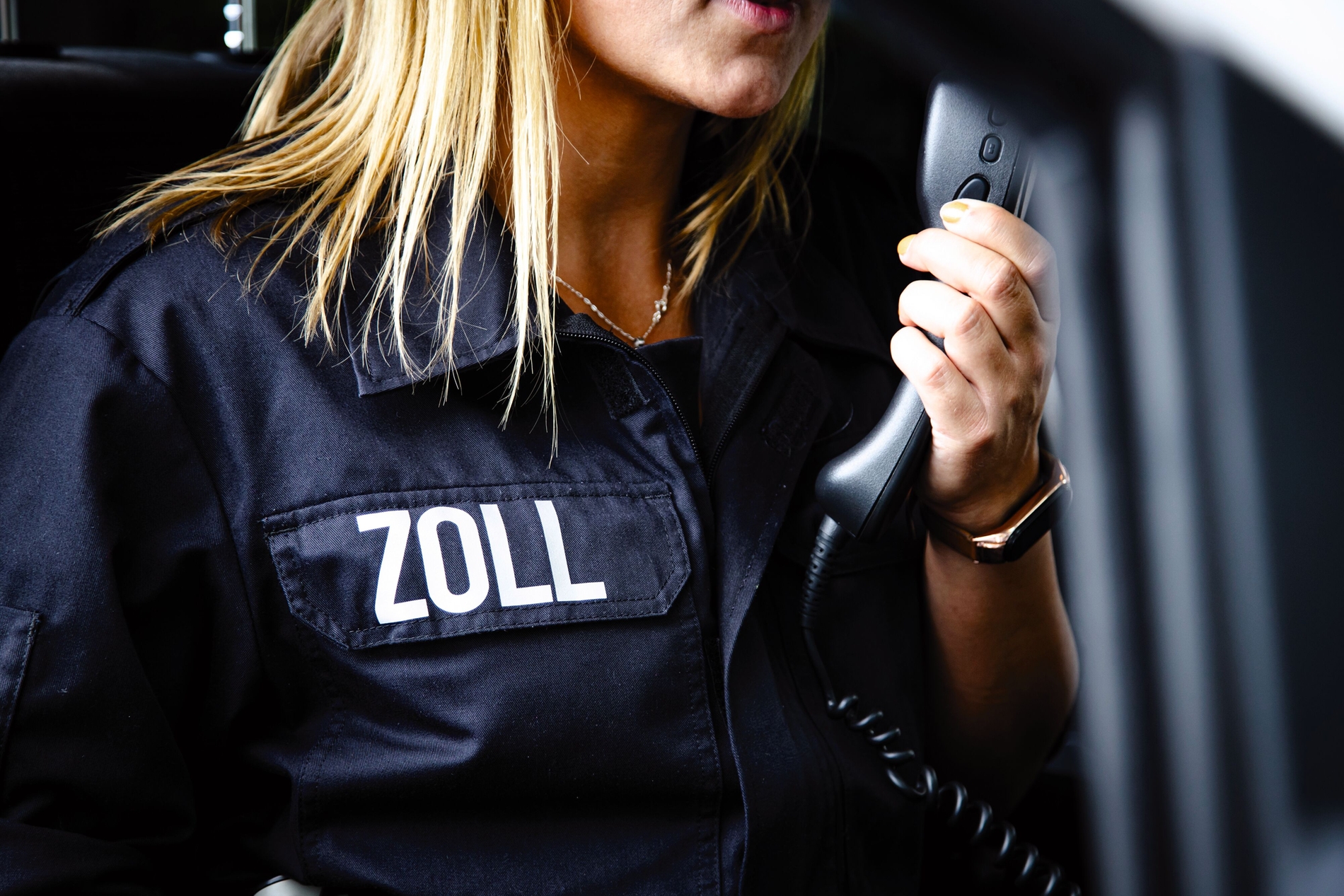 Zollbeamtin bei der Arbeit