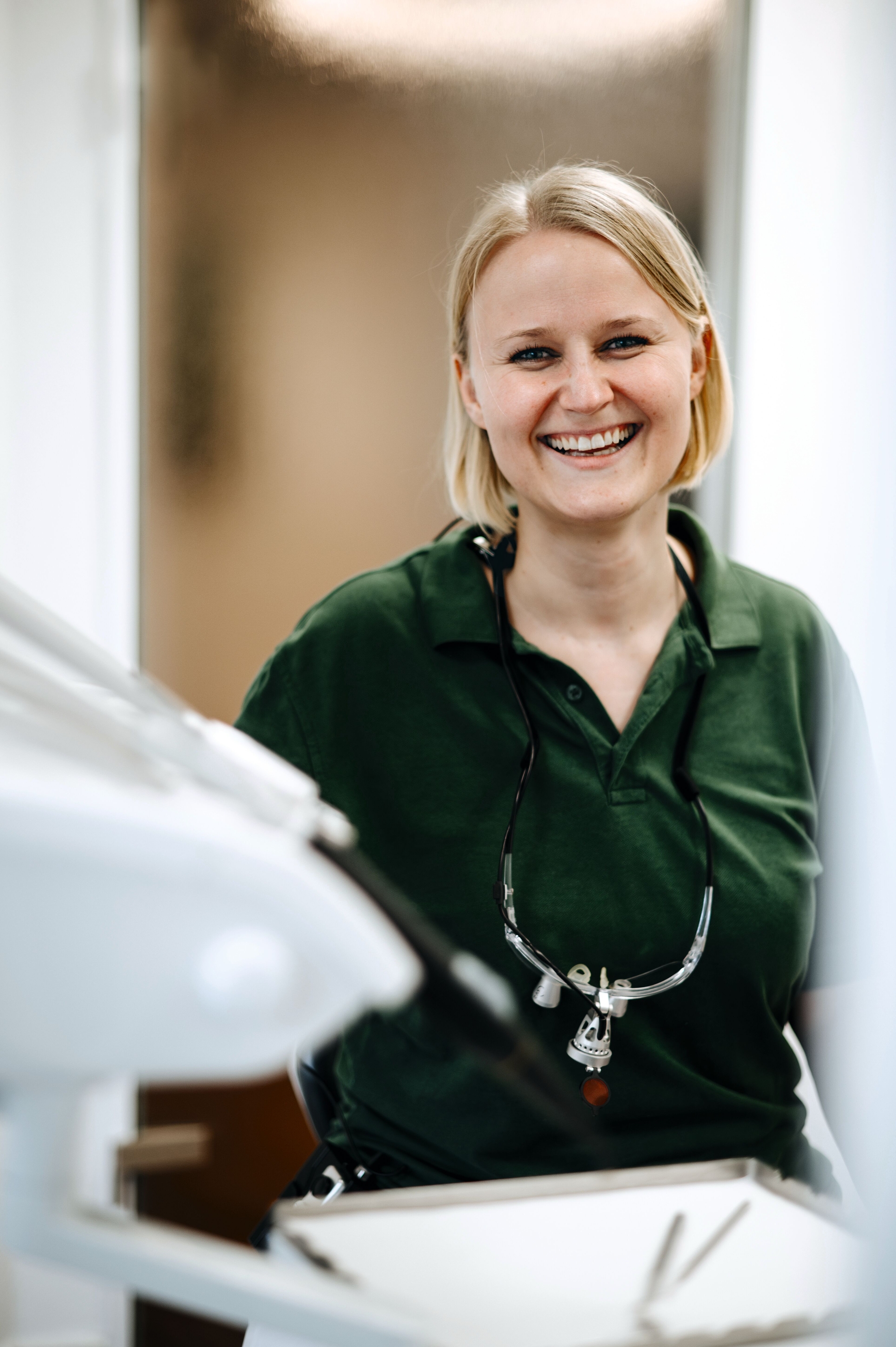 Zahnärztin Dr. Ivonne Lange in ihrer Praxis in Neu Wulmstorf