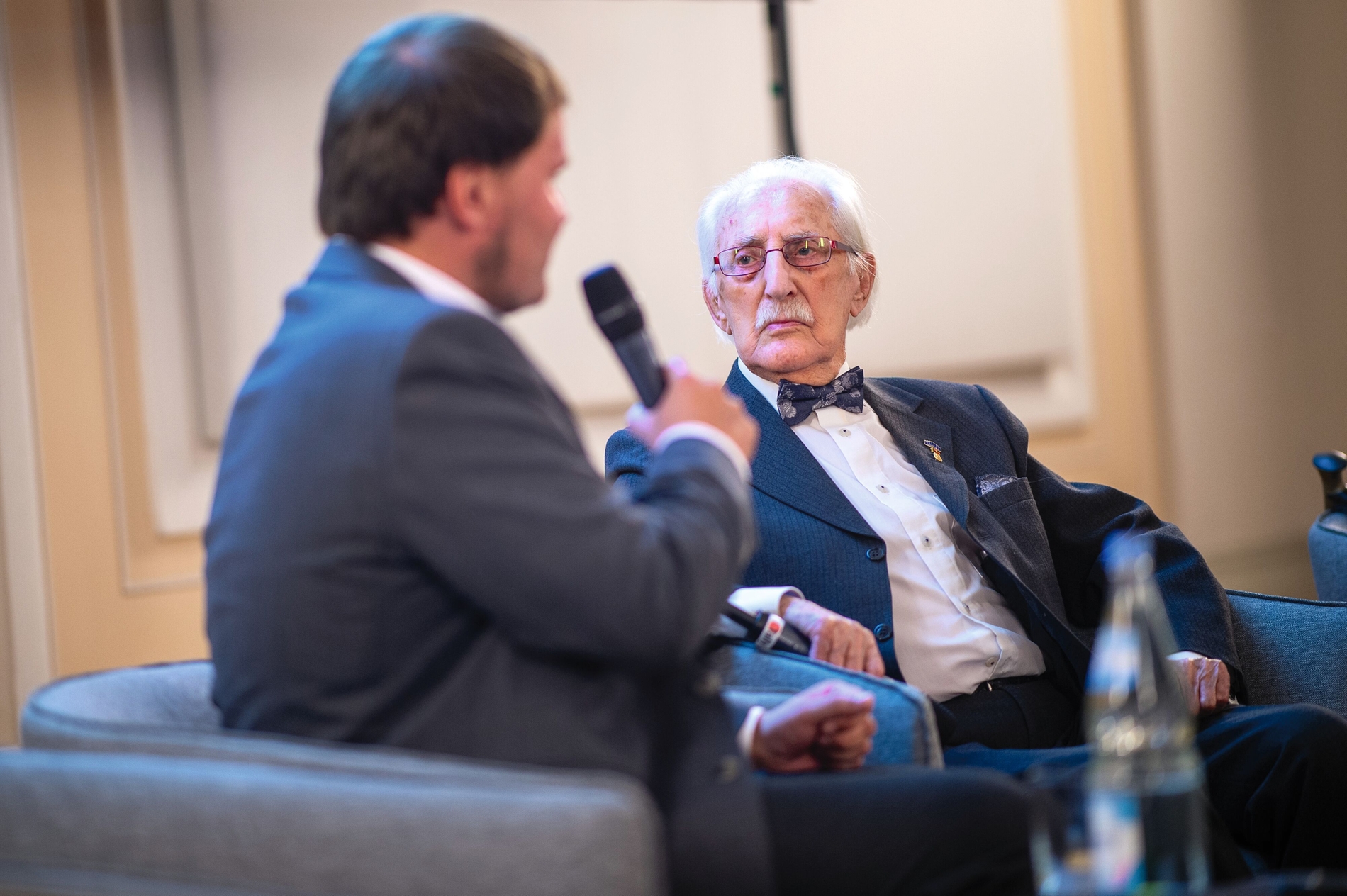 Dr. Leon Weintraub (r), Überlebender des Holocaust, im Gespräch mit Nico Biermanns, Institut für Geschichte, Theorie und Ethikder Medizin in Aachen.