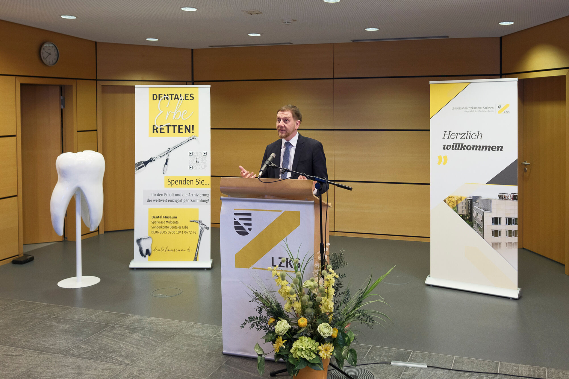 Der sächsische Ministerpräsident Michael Kretschmer beim Festakt 35 Jahre sächsische Landeszahnärztekammer am 15.11.2025 in Dresden.