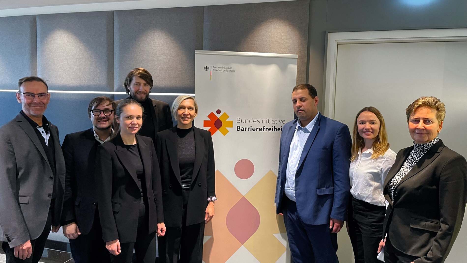 Geladene Sachverständige (v.l.n.r.): Dr. Sebastian Ziller (BZÄK), PD Dr. Peter Schmidt (DGZMB/Universitätsklinikum Ulm), Dr. Alice Arndt-Fink (BZÄK), RA Christian Nobmann, Prof. Dr. Diana Wolff (VHZMK/Universitätsklinikum Heidelberg), Reynaldo Montoya (Special Olympics Deutschland), Noemi Woock (Special Olympics Deutschland), Dr. Ilka Gottstein (BZÖG)