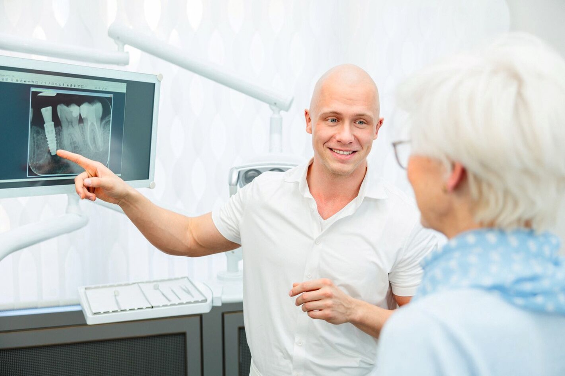 Zahnarzt Dr. med. dent. Kalvin Nowak aus Berlin.