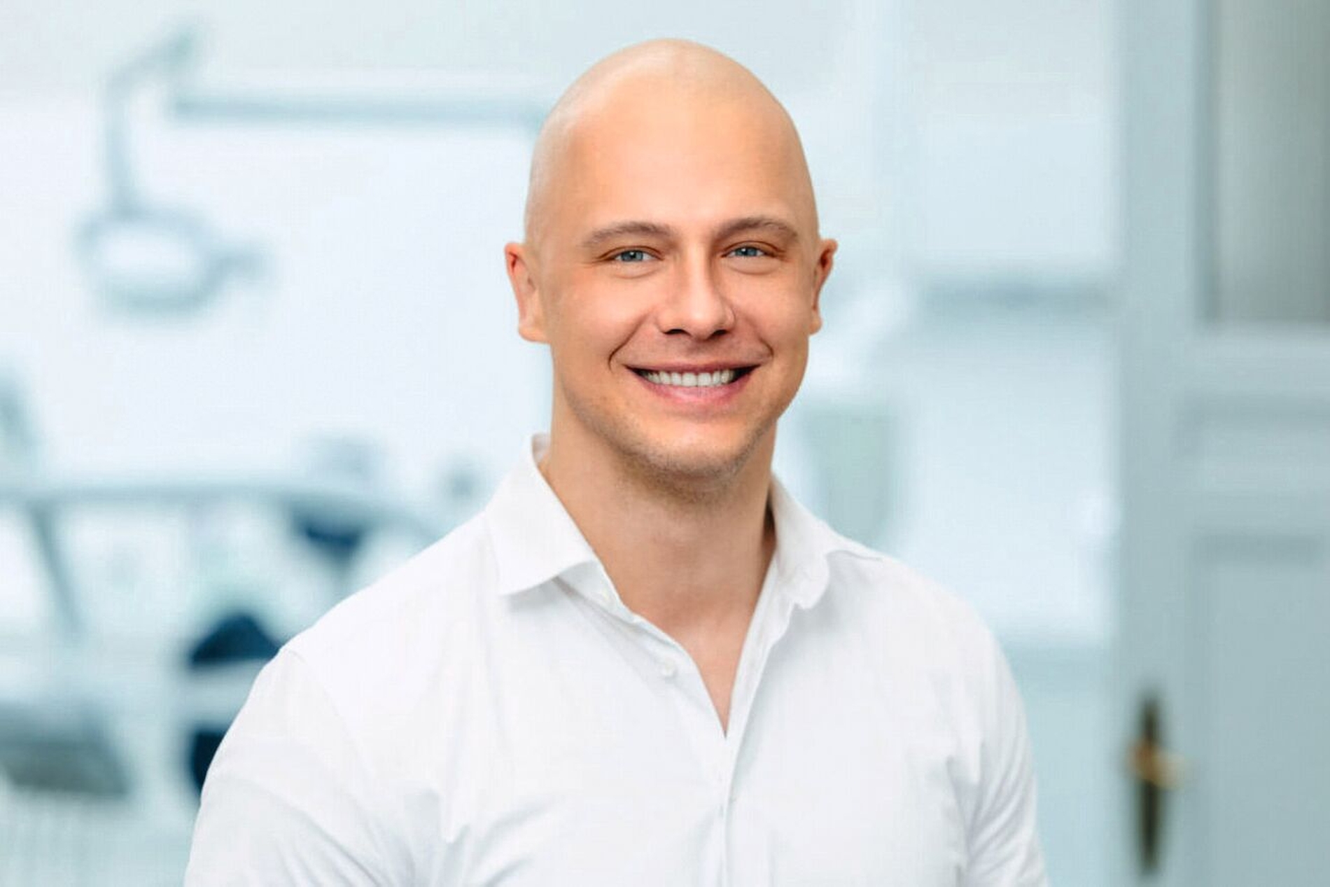 Zahnarzt Dr. med. dent. Kalvin Nowak aus Berlin.