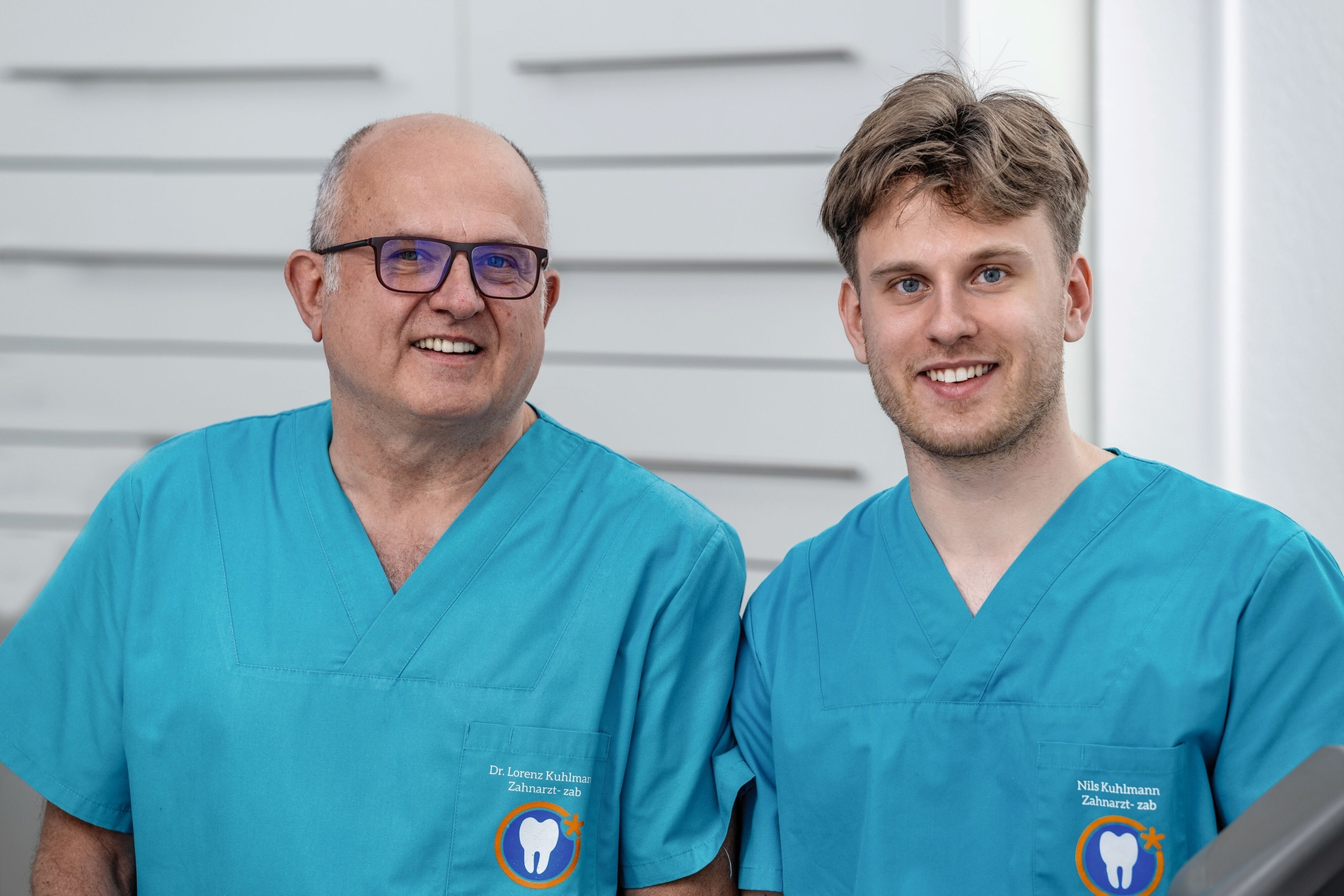 Nils Kuhlmann, mit 22 schon Zahnarzt, mit seinem Vater Dr. Lorenz Kuhlmann