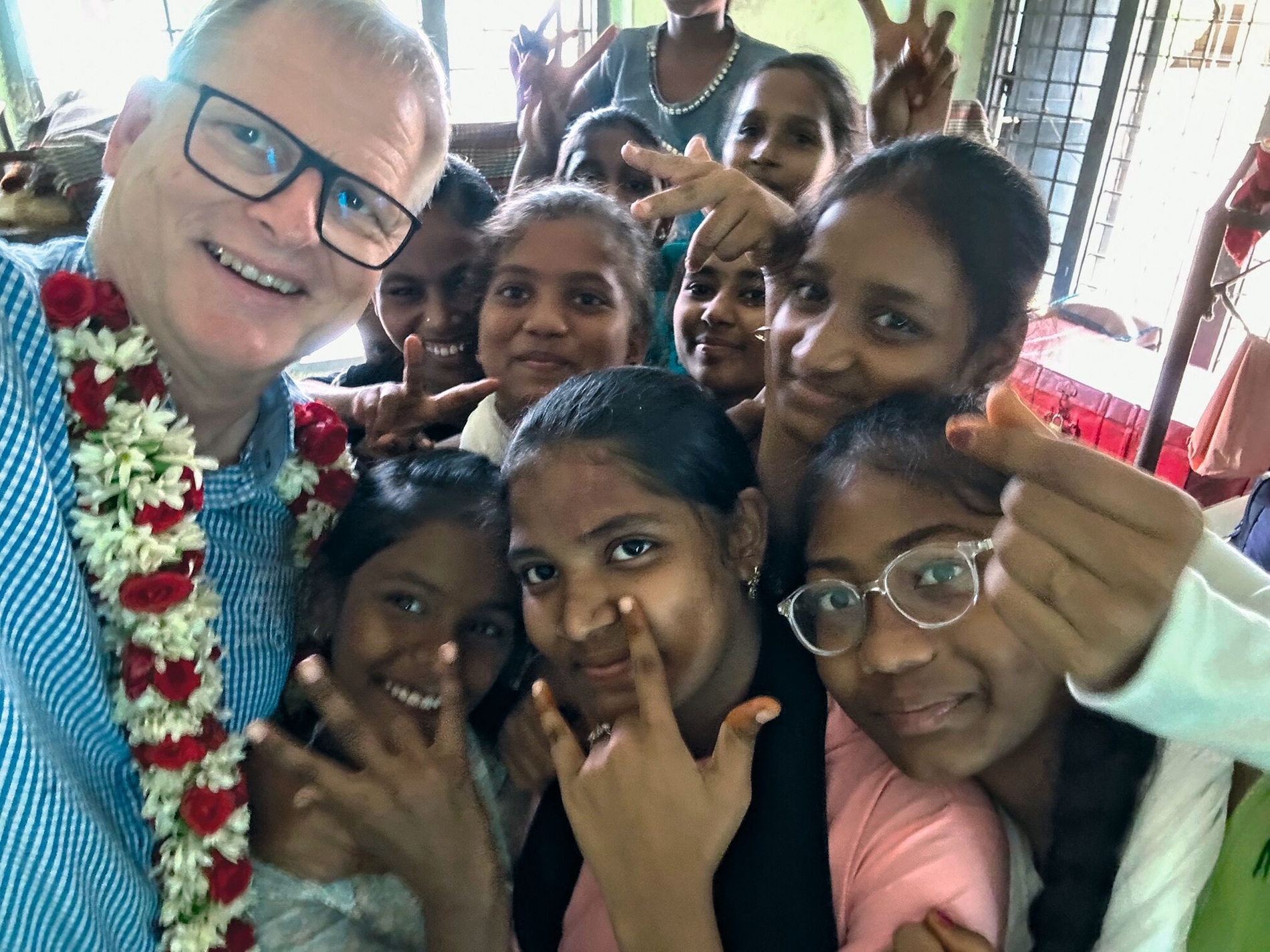 Zahnarzt Dr. med. dent. Tilman Wagner mit den Schülerinnen und Schülern im Projekt "Baustein Zukunft Indien".