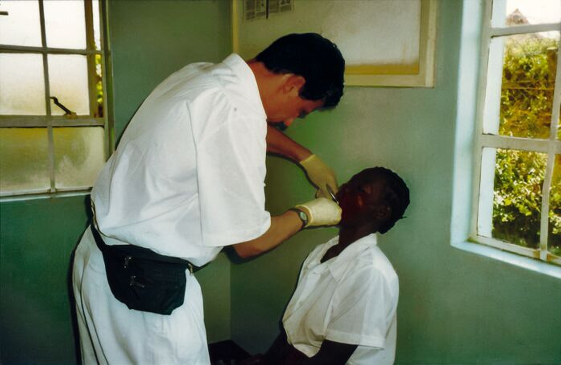 Dr. Hans-Joachim Schinkel im Einsatz für Dentists for Africa (DfA) in Kenia.