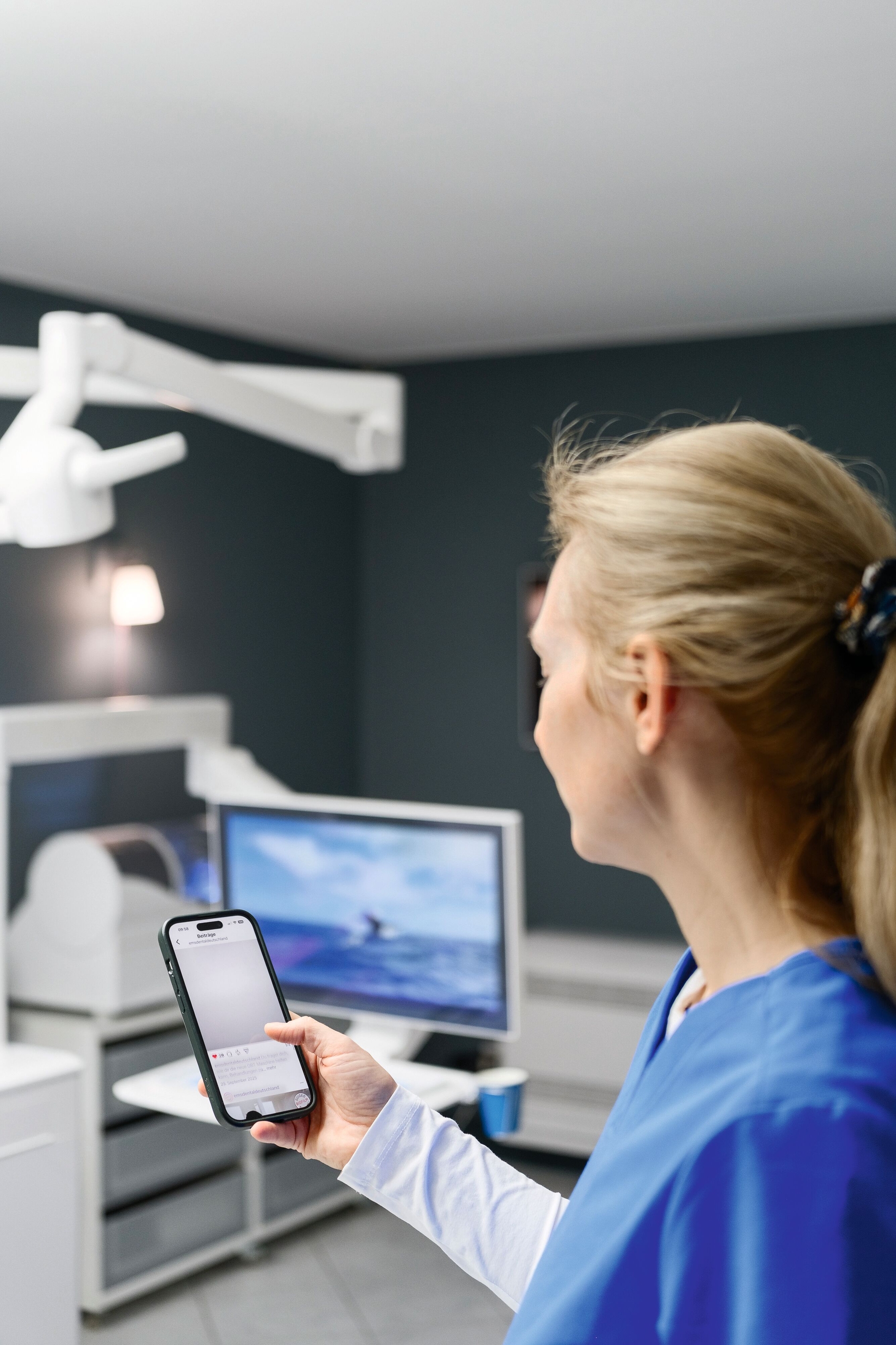 ZFA benutzt ihr Handy in der Praxis