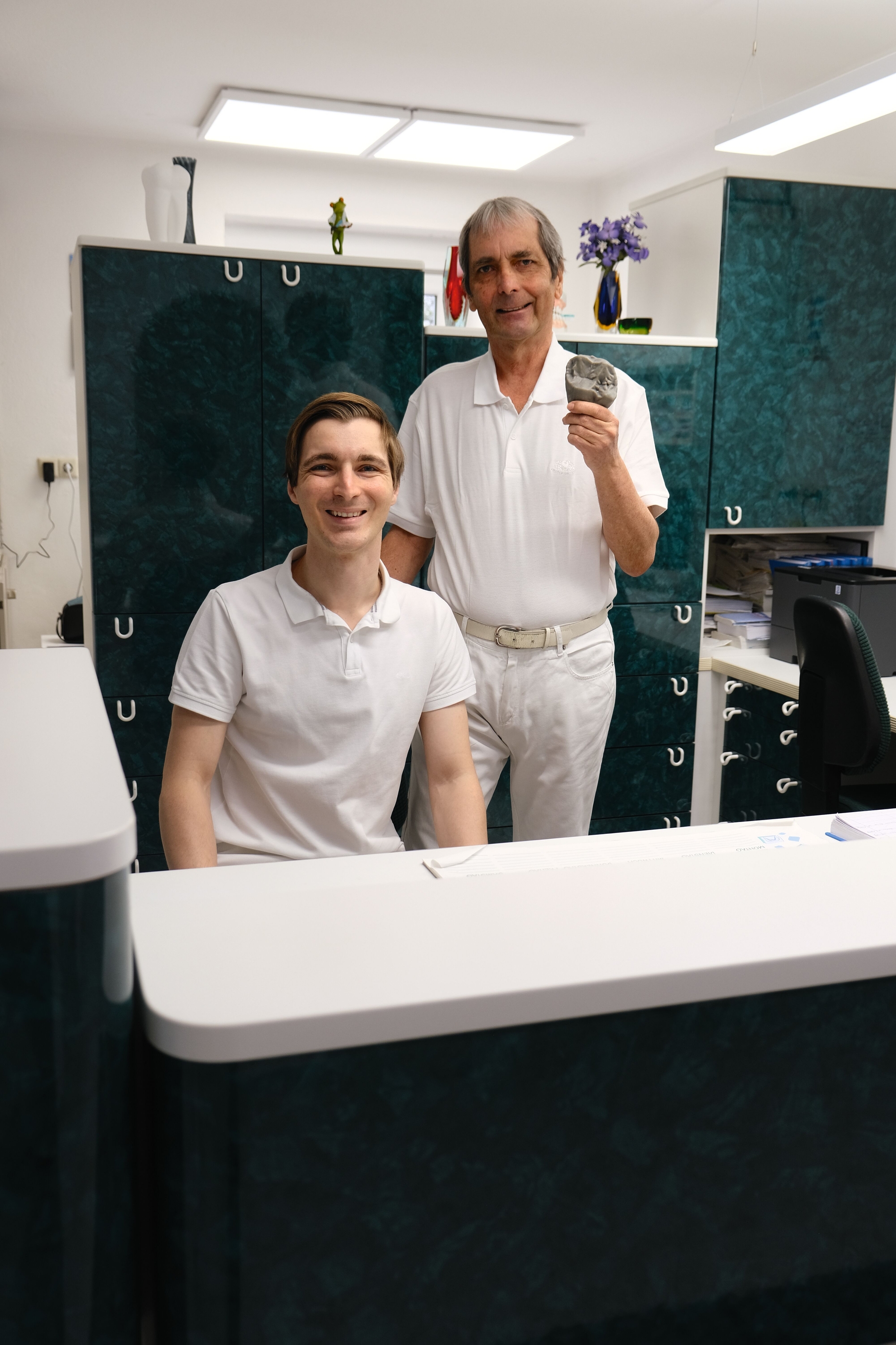 Dr. Manfred Schmid und sein Sohn Dr. Andreas Schmid in der von ihm übernommenen Praxis