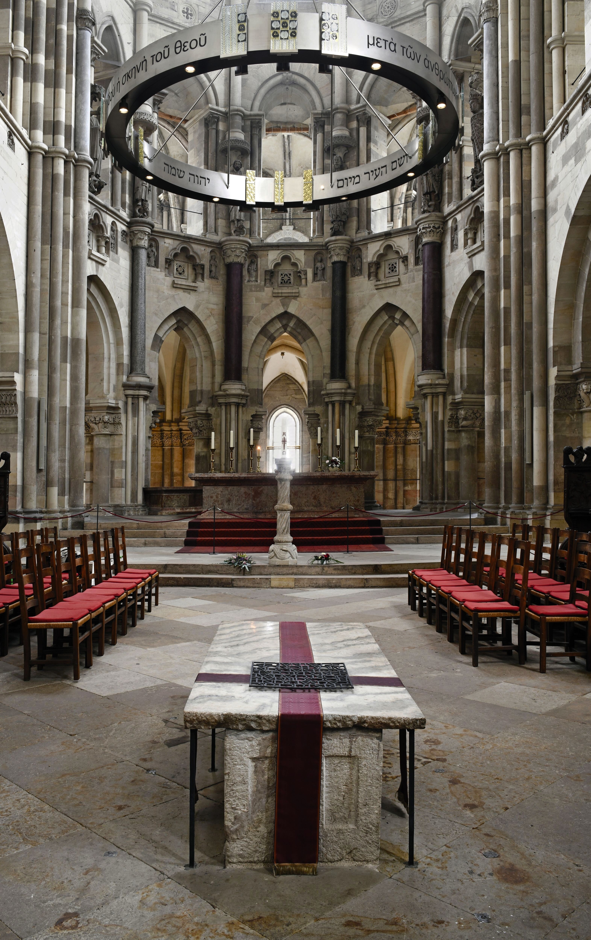 Der Sarkophag Ottos des Großen im Chorraum des Magdeburger Doms.