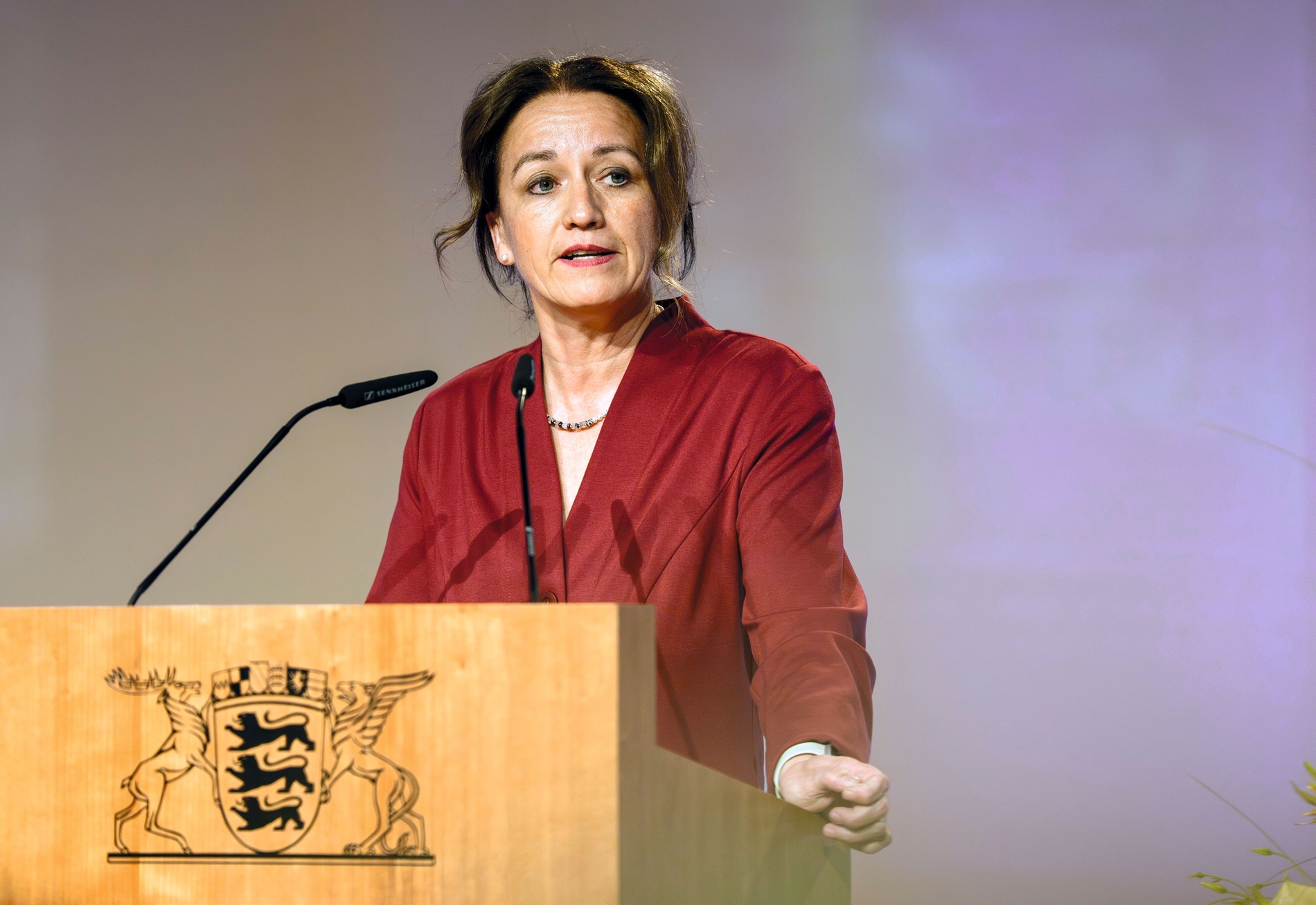 BZÄK-Präsidentin Dr. Romy Ermler beim KZBV-Frühjahrsempfang 2026 BZÄK-Präsidentin Dr. Romy Ermler warnte vor den Folgen des im Entwurf des GKV-Spargesetzes geplanten Fachzahnarztvorbehalts in der Kieferorthopädie.