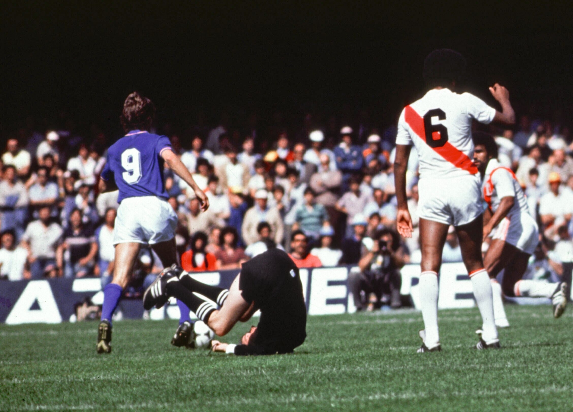 10791888 Walter ESCHWEILER, Schiedsrichter, D, bei seinem legendaeren Sturz im Spiel Italien : Peru, bei der Fussball-WM 1982 in Spanien.