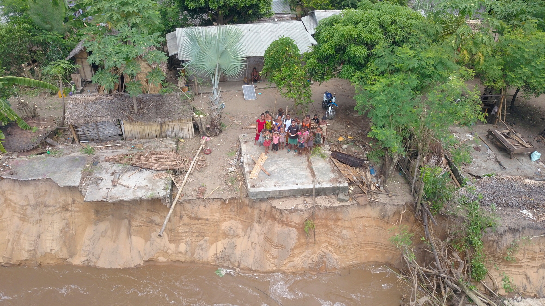 Zerstörungen des Lepradorfes in Madagaskar nach dem Wirbelsturm Gemané.
