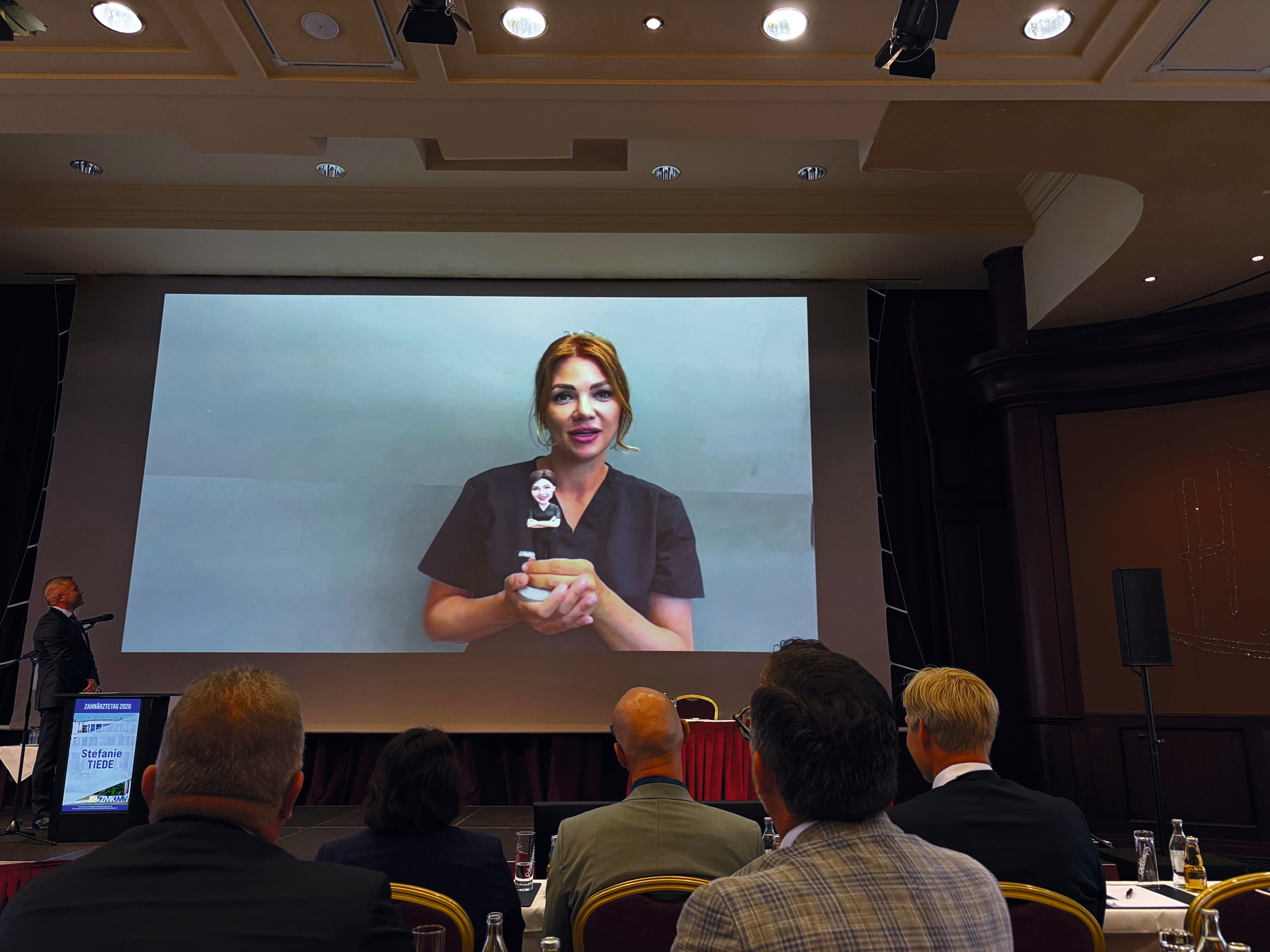 Stefanie Tiede, Präsidentin der ZÄK MV, eröffnete den Zahnärztetag per Videobotschaft.