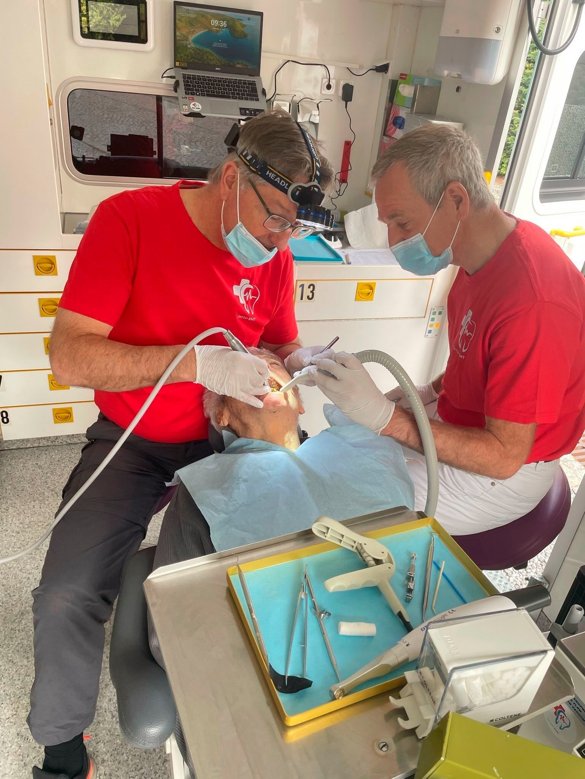 Die Zahnärzte Dr. Armin Reinartz und Dr. Wilhelm Scheidtmann beim Einsatz im Zahnmobil.