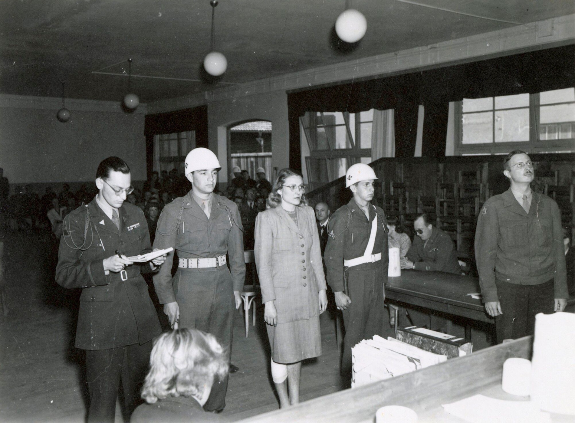 Erika Flocken hört im sogenannten Mühldorf-Prozess in Dachau das Urteil zum Tod durch den Strang, Mai 1947.