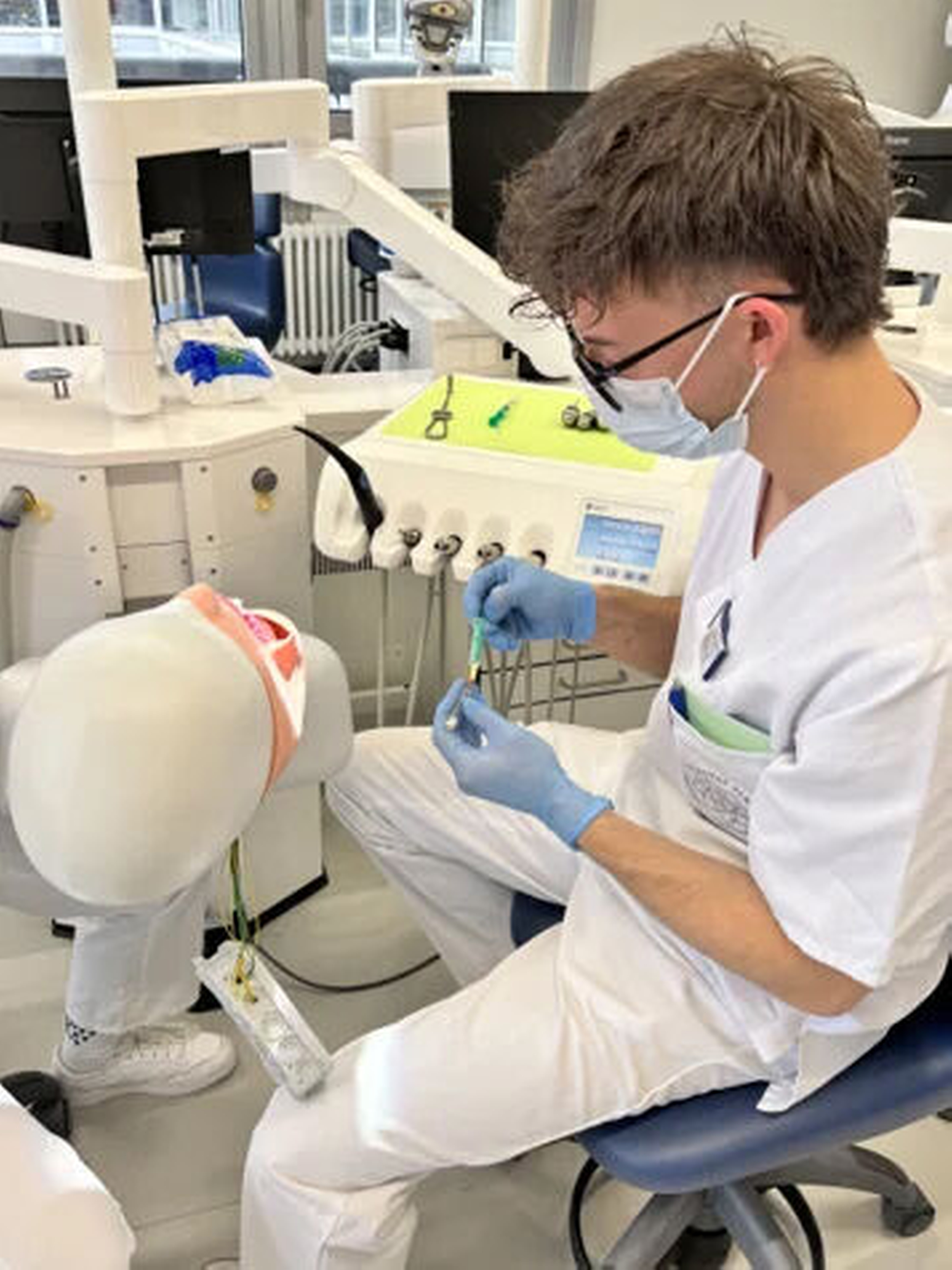 Die Lokalanästhesie gehört zu den Grundlagen, die in den praktischen Kursen in den Skills Labs gelehrt werden.