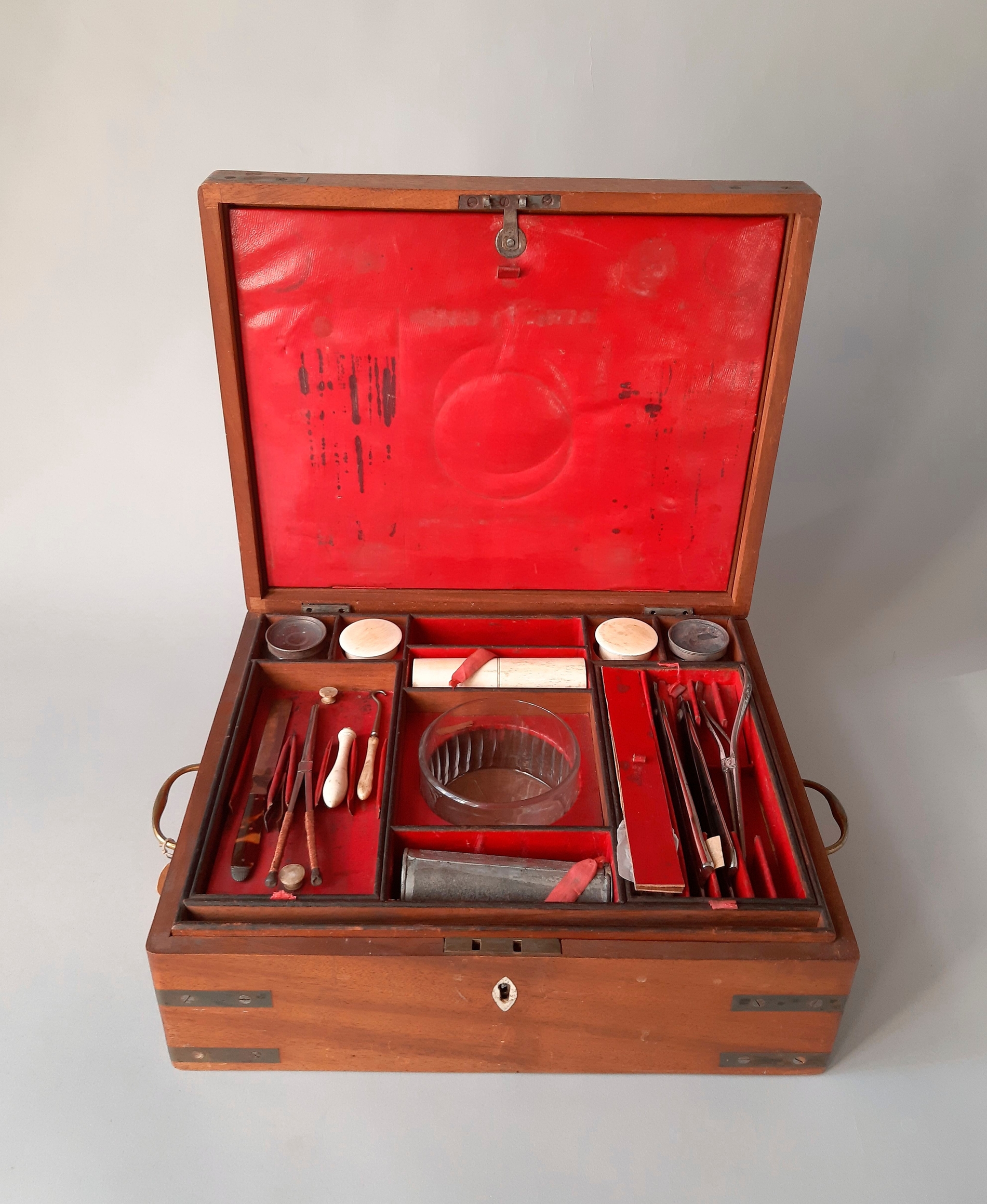 Luises Toilettenkasten war aus Mahagoniholz.