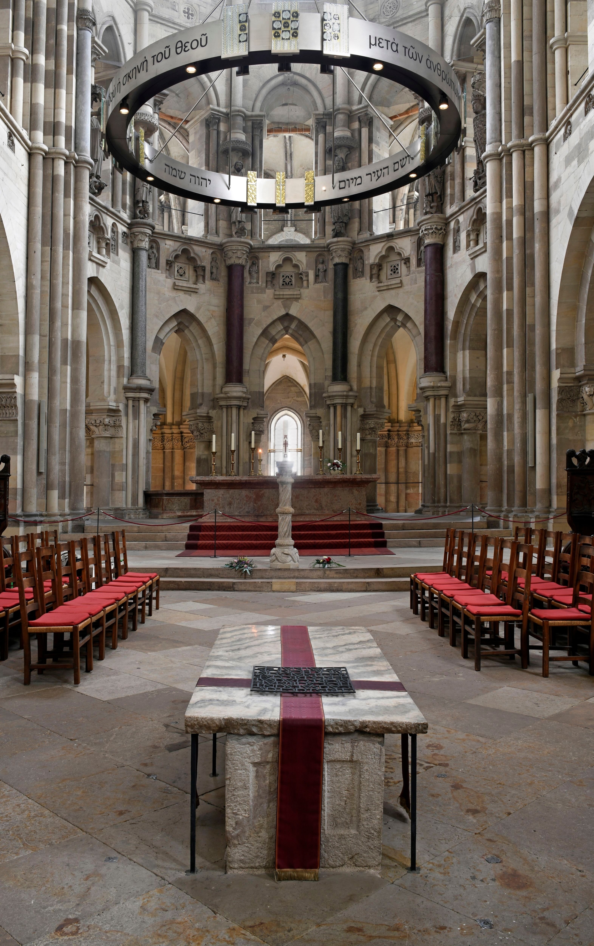 Der Sarkophag Ottos des Großen im Chorraum des Magdeburger Doms.