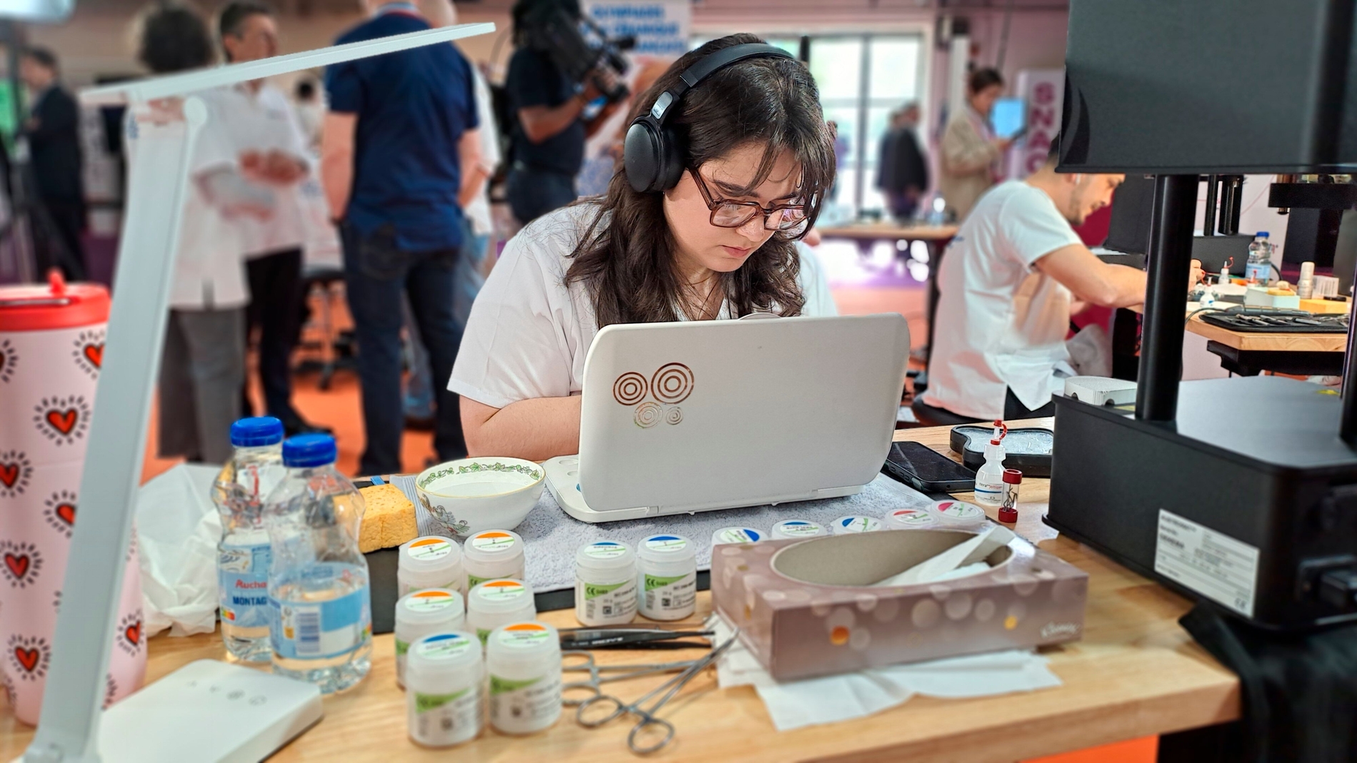 Eva Fernandes, Goldmedaillengewinnerin des Wettbewerbs, bei der Arbeit