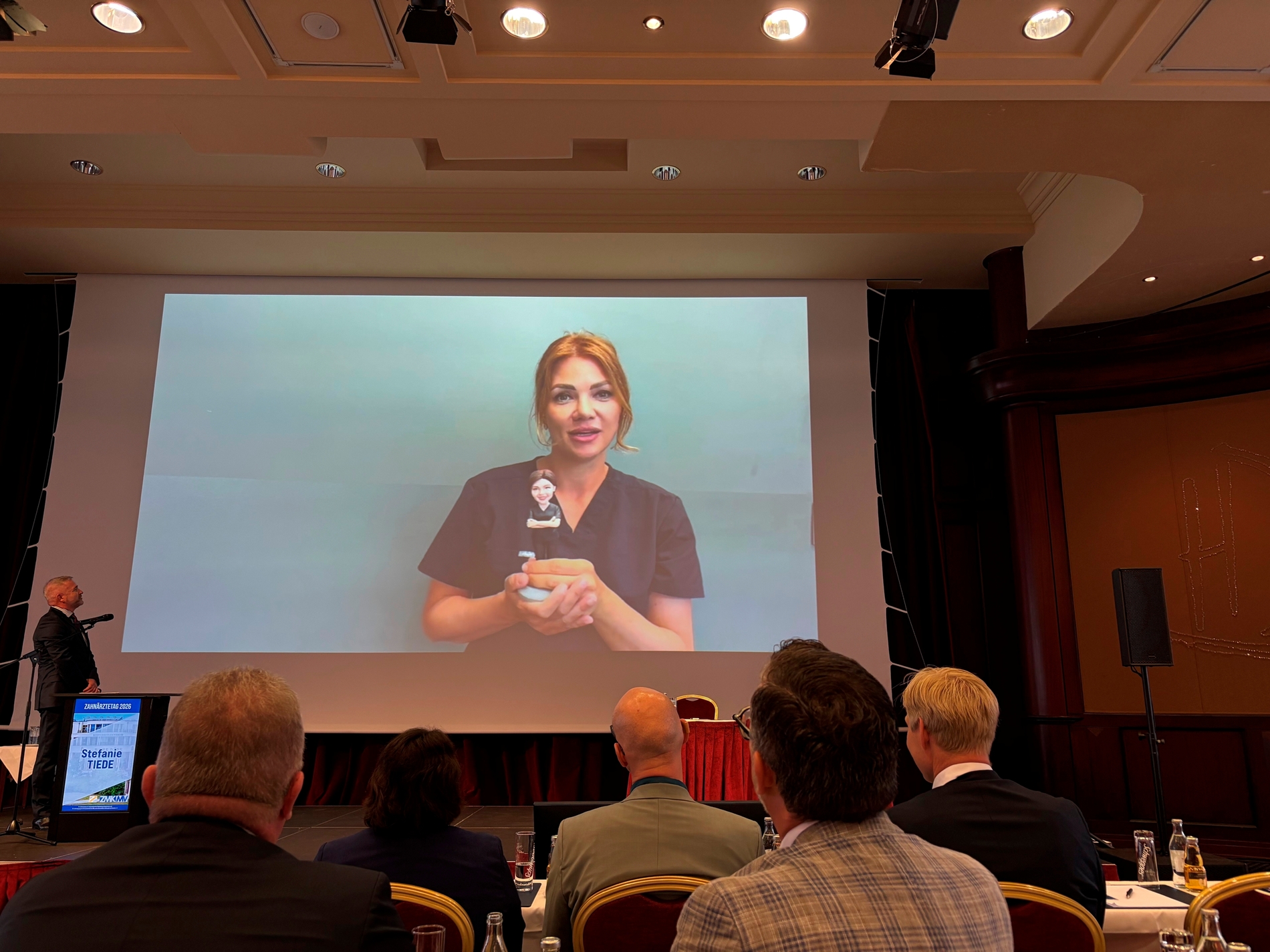 Stefanie Tiede, Präsidentin ZÄK MV, bei der Eröffnung des Zahnärztetags 2026 Stefanie Tiede, Präsidentin ZÄK MV, bei der Eröffnung des Zahnärztetags 2026
