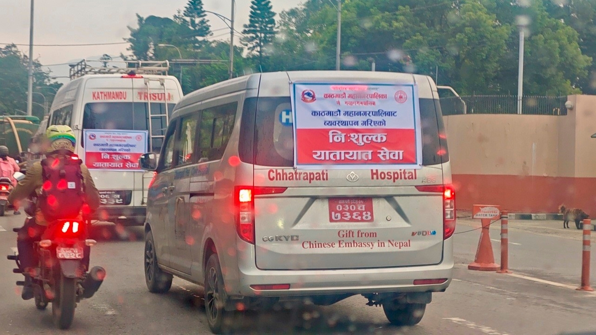 Einsatz in Nepal: Fahrzeuge der Chhatrapati Free Clinic auf der Fahrt ins Krisengebiet am 29.08.2026. Einsatz in Nepal: Fahrzeuge der Chhatrapati Free Clinic auf der Fahrt ins Krisengebiet am 29.08.2026.